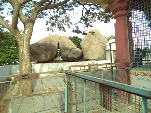 Keesaragutta Temple dedicated to Lord Siva and his consorts Bhavani and Sivadurga.  It is also called Ramalingeswara as lord Sri Rama had installed the lingam.